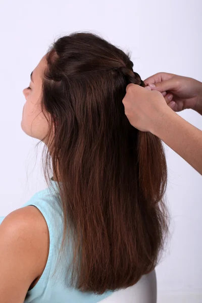 Tworzenie fryzury fryzjerka zbliżenie — Zdjęcie stockowe