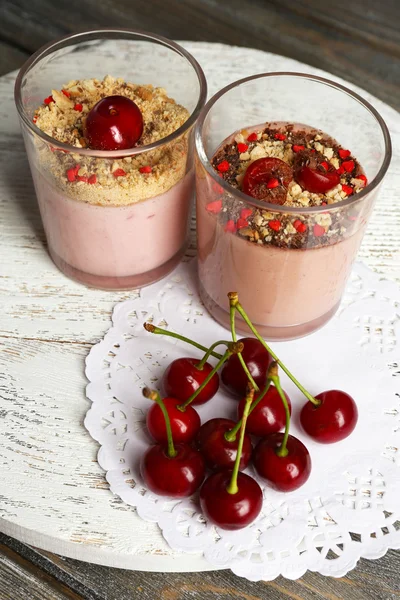 Leckeres Kirschdessert auf Holztisch — Stockfoto