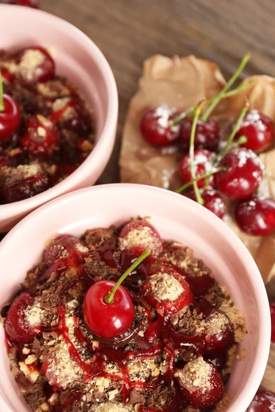 Gustoso dessert alla ciliegia in tavola — Foto Stock