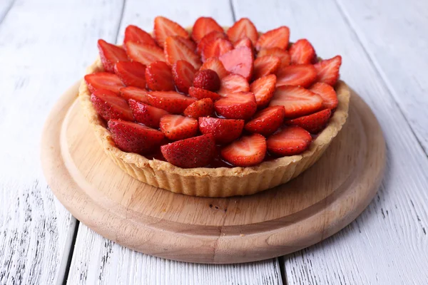 Tarte aux fraises sur fond en bois couleur — Photo