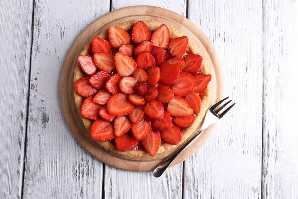 Jordgubbs tårta på färg trä bakgrund — Stockfoto