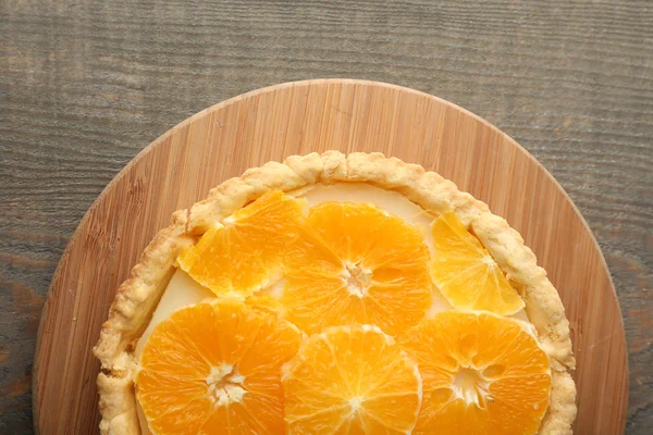 Zelfgemaakte oranje tart op houten achtergrond — Stockfoto