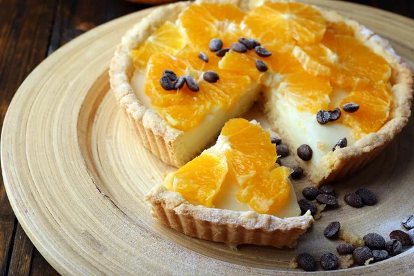 Torta de laranja caseira com grãos de café em fundo de madeira — Fotografia de Stock