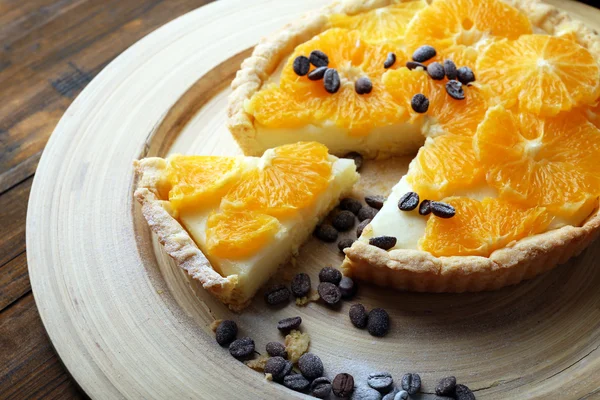 Hausgemachte Orangentorte mit Kaffeekörnern auf hölzernem Hintergrund — Stockfoto