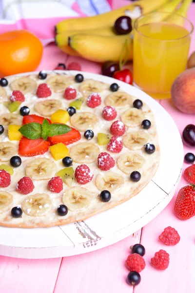 Pizza dulce con frutas en primer plano — Foto de Stock