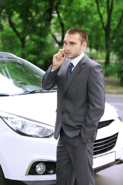 Man nära bilen — Stockfoto