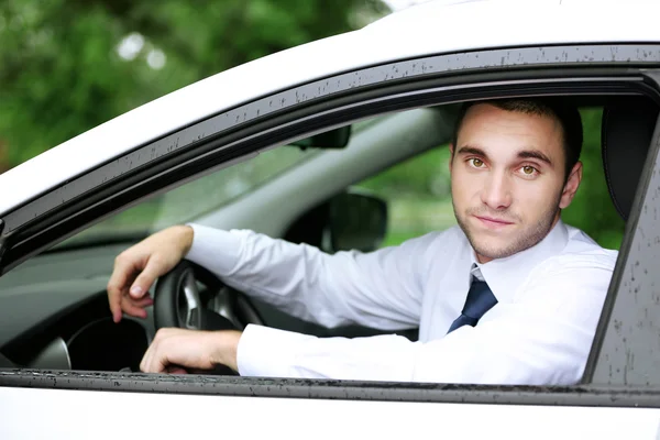 Człowiek prowadzący samochód — Zdjęcie stockowe