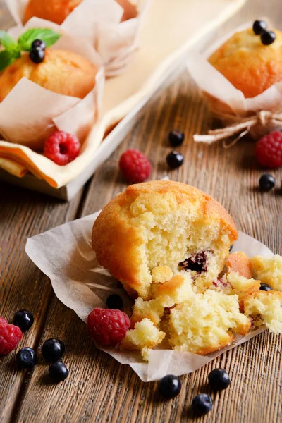 Sabrosos cupcakes con frutas en primer plano de la mesa —  Fotos de Stock