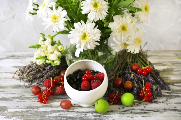 Natura morta con fiori e frutti sul tavolo — Foto Stock