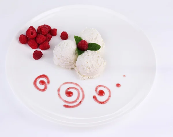 Cremiges Eis mit Himbeeren auf Teller, isoliert auf weißem — Stockfoto