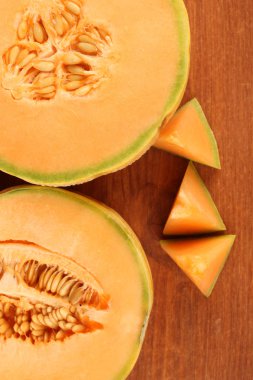 ahşap arka plan yakın çekim karpuz kesmek