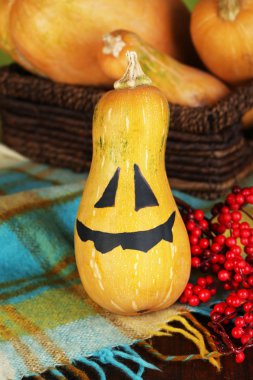 Halloween pumpkins ve mumları yakın çekim ile kompozisyon