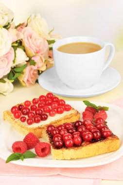 cranberries açık renkli tablo üzerinde lezzetli ekmek