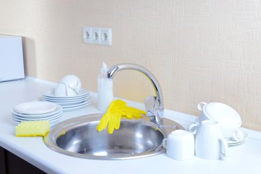 Bulaşıkları kurutma metal lavabo