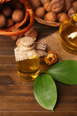 ahşap masa üzerinde fındık ve ceviz yağı