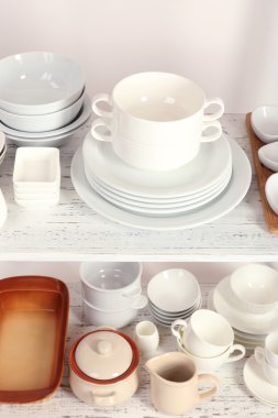 raf, farklı yemek takımı Kapat