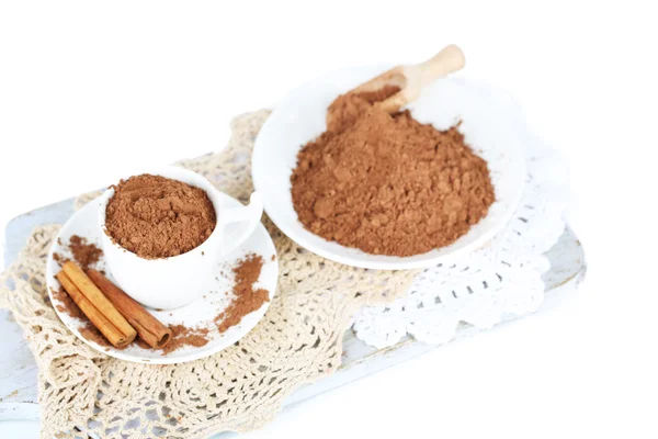Poeder van de cacao in cup op servet op houten bord geïsoleerd op wit — Stockfoto