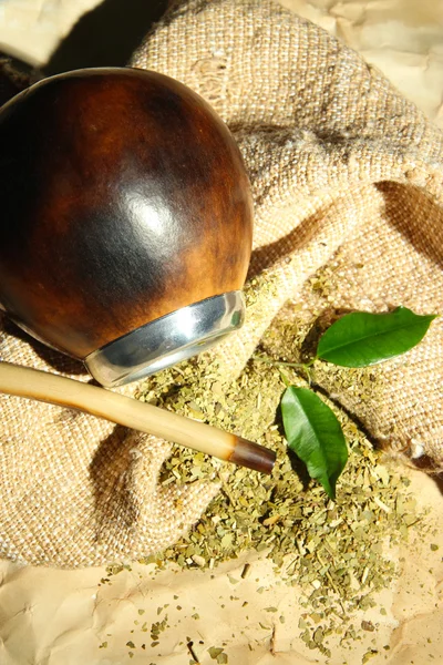 Calabaza y bombilla con yerba mate sobre fondo de arpillera —  Fotos de Stock