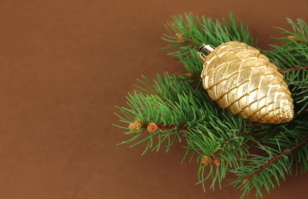 Prachtige Kerstmis speelgoed op fir boom op een bruine achtergrond — Stockfoto