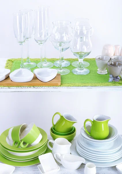 Różne naczynia na półce, na białym tle — Zdjęcie stockowe