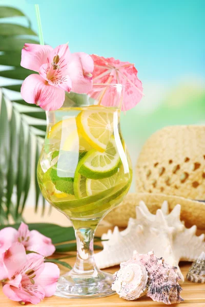 Cóctel refrescante en la mesa de playa — Foto de Stock