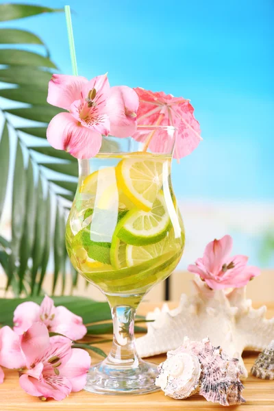 Refreshing cocktail on beach table — Stock Photo, Image