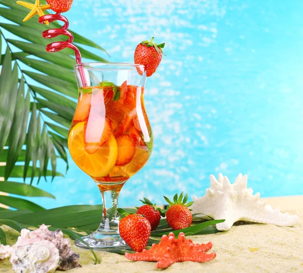 Refreshing strawberry cocktail on sand beach — Stock Photo, Image