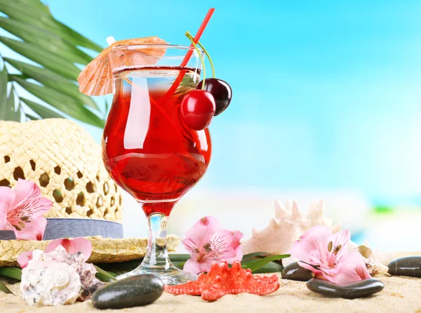 Refrescante cóctel de cereza en la playa de arena — Foto de Stock