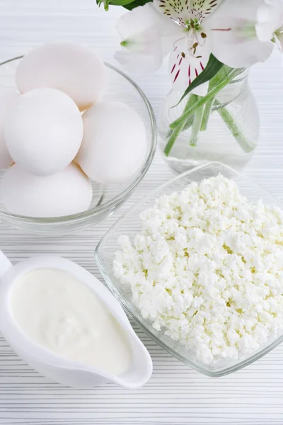 Produtos lácteos saborosos na mesa de madeira — Fotografia de Stock