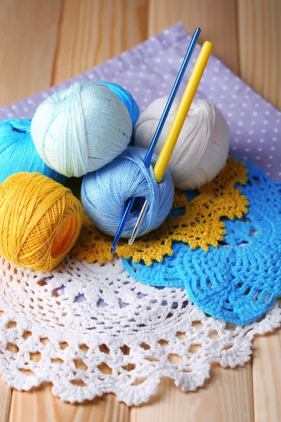 Pinces colorées, serviette et crochets sur fond en bois — Photo