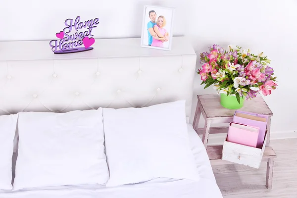 快適な柔らかいベッド ルーム — ストック写真