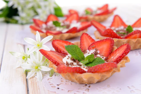 Sabrosos tartaletas con fresas en primer plano de la mesa — Foto de Stock