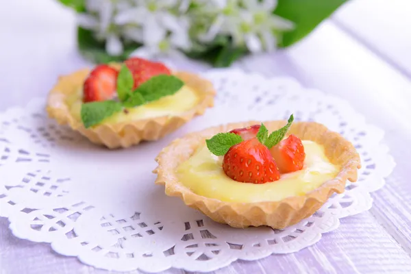 Chutné koláčky s jahodami na tabulka detail — Stock fotografie