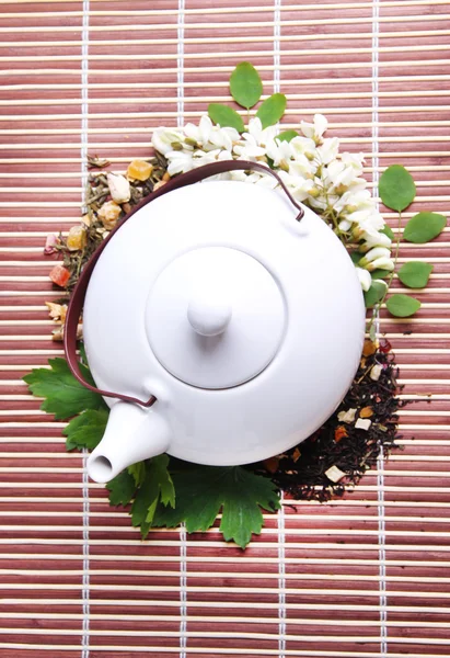 Pflanzlicher natürlicher floraler Tee-Aufguss mit trockenen Blumen und Kräuterzutaten, auf Bambusmatte Hintergrund — Stockfoto