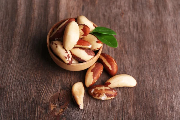 Sabrosas nueces brasileñas sobre fondo de madera — Foto de Stock