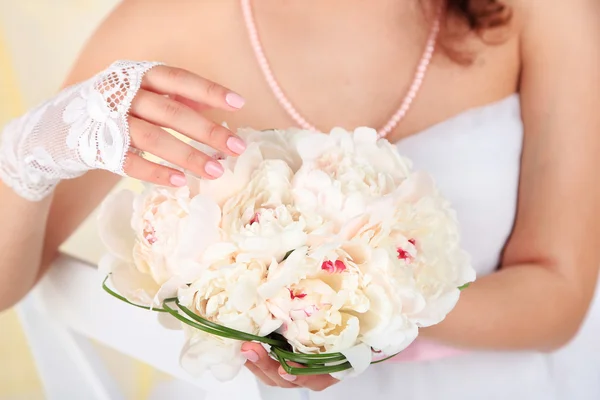 Noiva segurando buquê de casamento de peônias brancas, close-up, no fundo claro — Fotografia de Stock