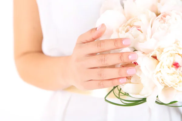 Noiva segurando buquê de casamento de peônias brancas, close-up — Fotografia de Stock