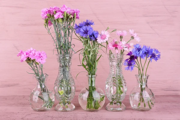 在粉红色的木制背景花瓶中美丽的夏日花朵 — 图库照片