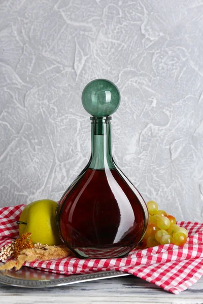 Schönes Stillleben mit einer Flasche Wein — Stockfoto