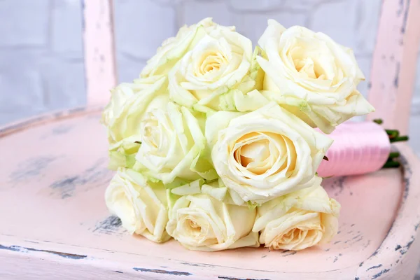 Mooie bruiloft boeket met rozen op grijs muur achtergrond — Stockfoto
