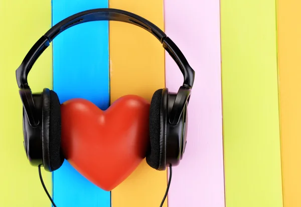 Kopfhörer und Herzen auf Holzgrund — Stockfoto