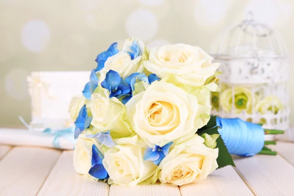 Krásné svatební kytice s růží na dřevěný stůl — Stock fotografie