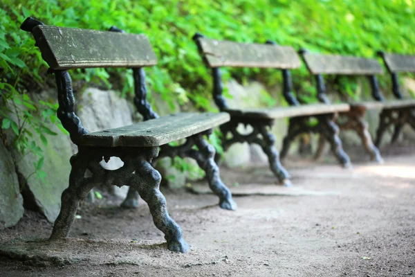 Panca in legno al parco — Foto Stock