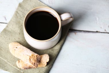 peçeteye ahşap masa arka plan üzerinde kavrulmuş kahve taneleri ve sıcak kahve Kupası