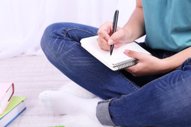 Yukarı katta oturan ve okumak, açık renkli genç kız öğrenci