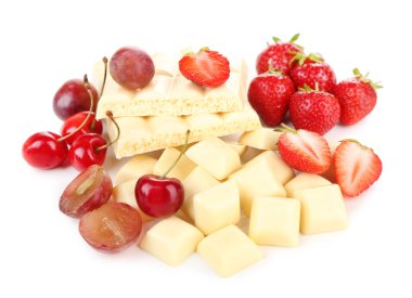 Beyaz kıyılmış çikolata üzerinde beyaz izole taze çilek ile