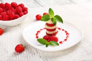 taze çilek şişleri tablo yakın çekim plaka üzerinde muz ile