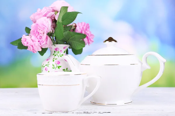 Petit déjeuner thé avec théière de roses roses fraîches jardin sur fond lumineux — Photo