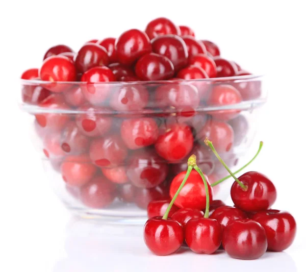 Cerises douces dans un bol en verre isolé sur blanc — Photo