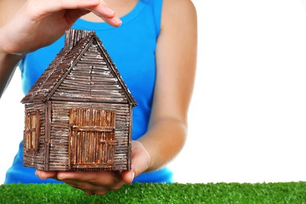 Klein houten huis in handen, close-up — Stockfoto